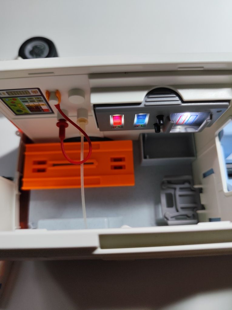 Playmobil zestaw karetka ze światłami 70049 ambulans