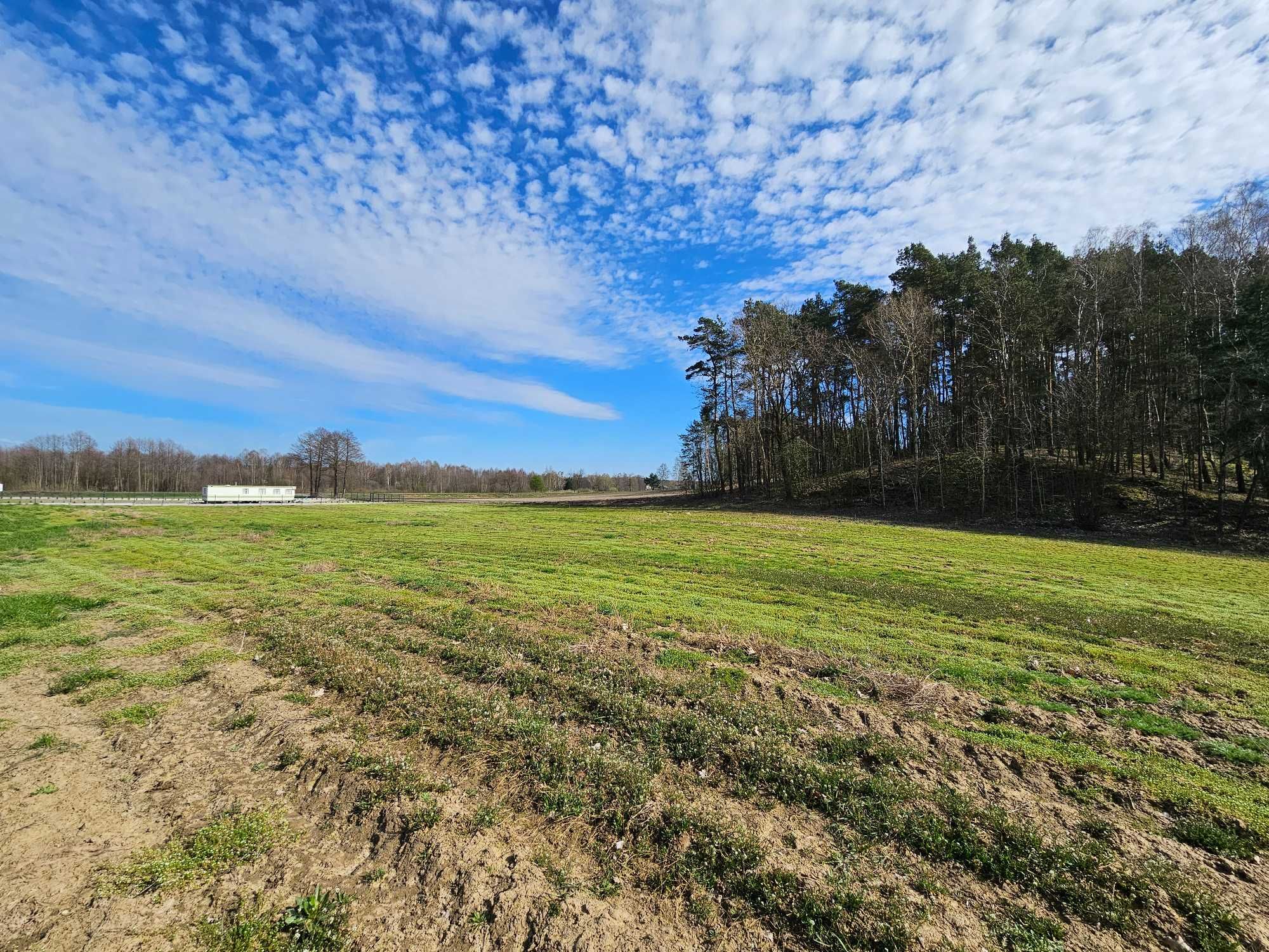 Działki nad jeziorem, warunki, media