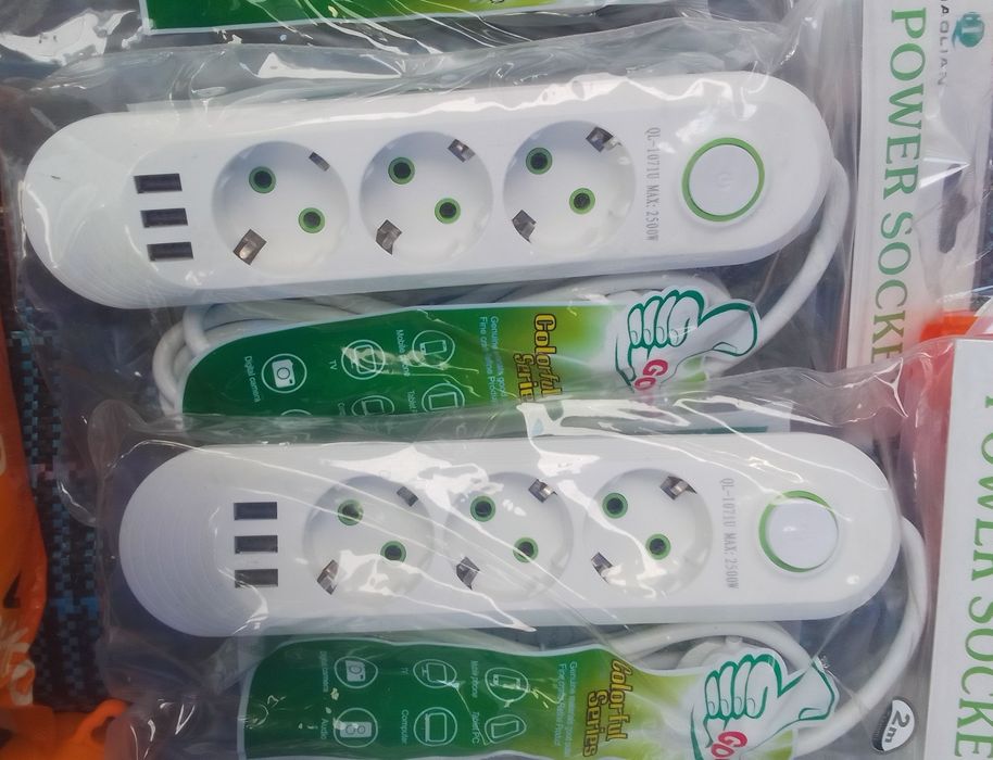 Подовжувач 3 гнізда + 2xUSB з заземленням і кнопкою для вимикання.