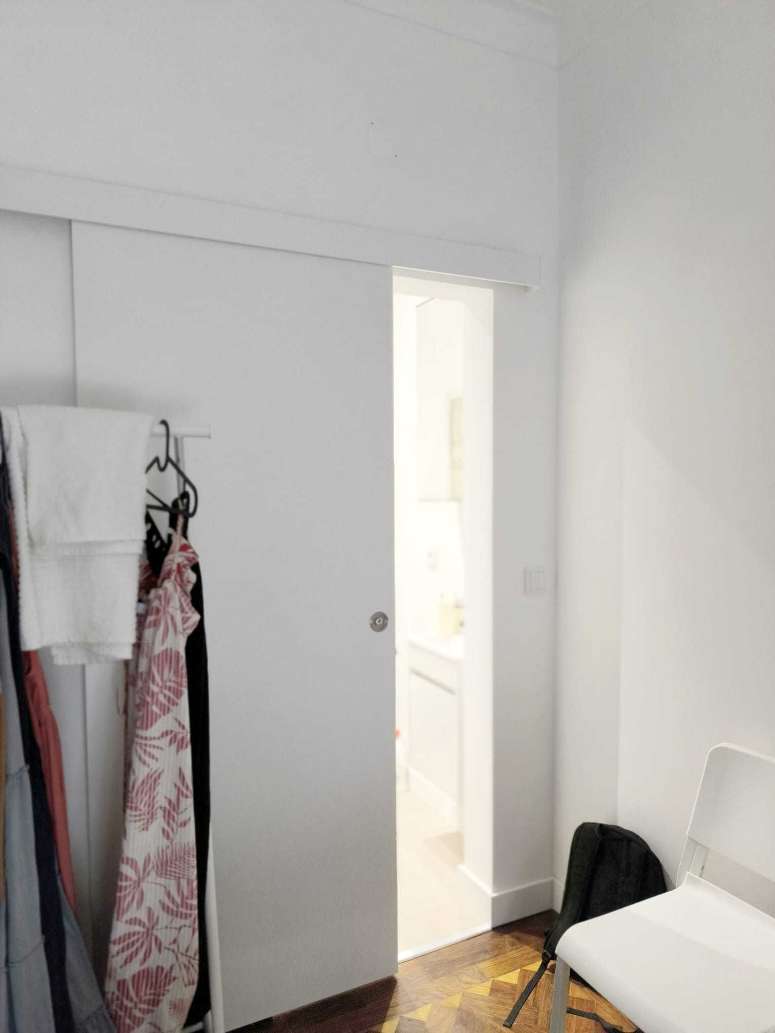 Quarto com cama de casal, com varanda, em apartamento com 3 quartos
