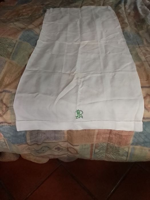 Toalha de linho bordada