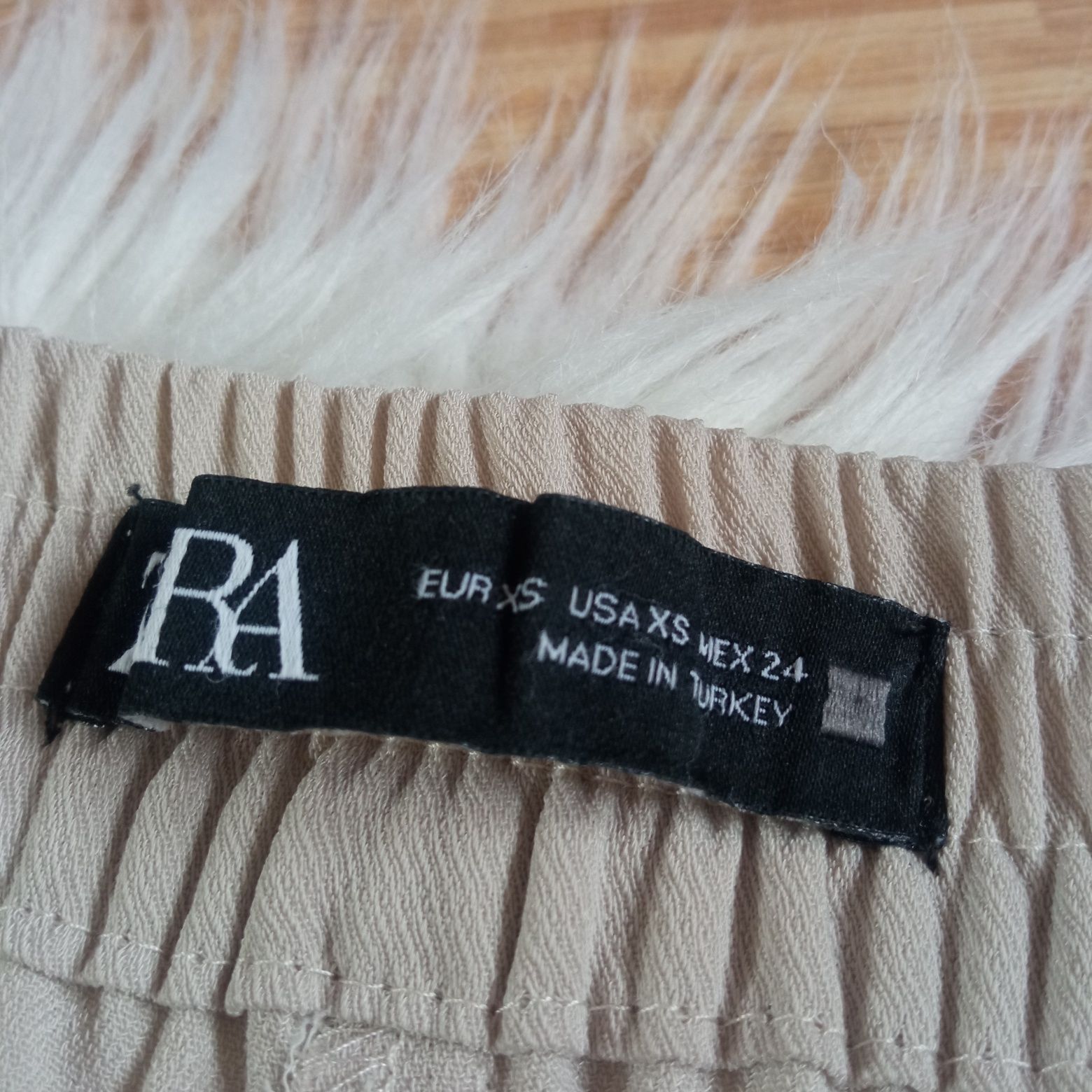 Beżowe cienkie spodnie cygaretki chinosy Zara XS