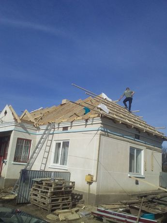 Бригада робить дахи.