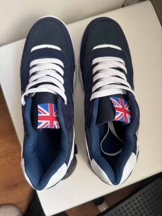 Кросівки нові спортивні й стильні