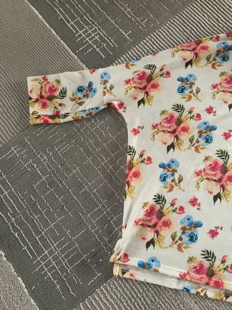 sweter w kwiaty reserwd