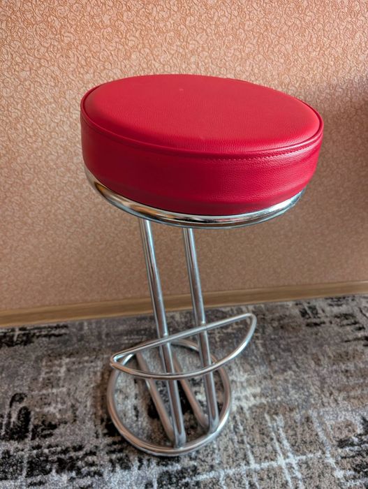 Барний стілець Zeta з хромованою рамою та червоним сидінням