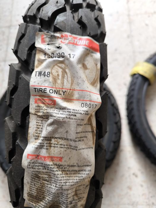 Vários pneus motorizadas triciclos e motociclos