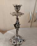 Candelabro vintage em metal prateado, com um design único