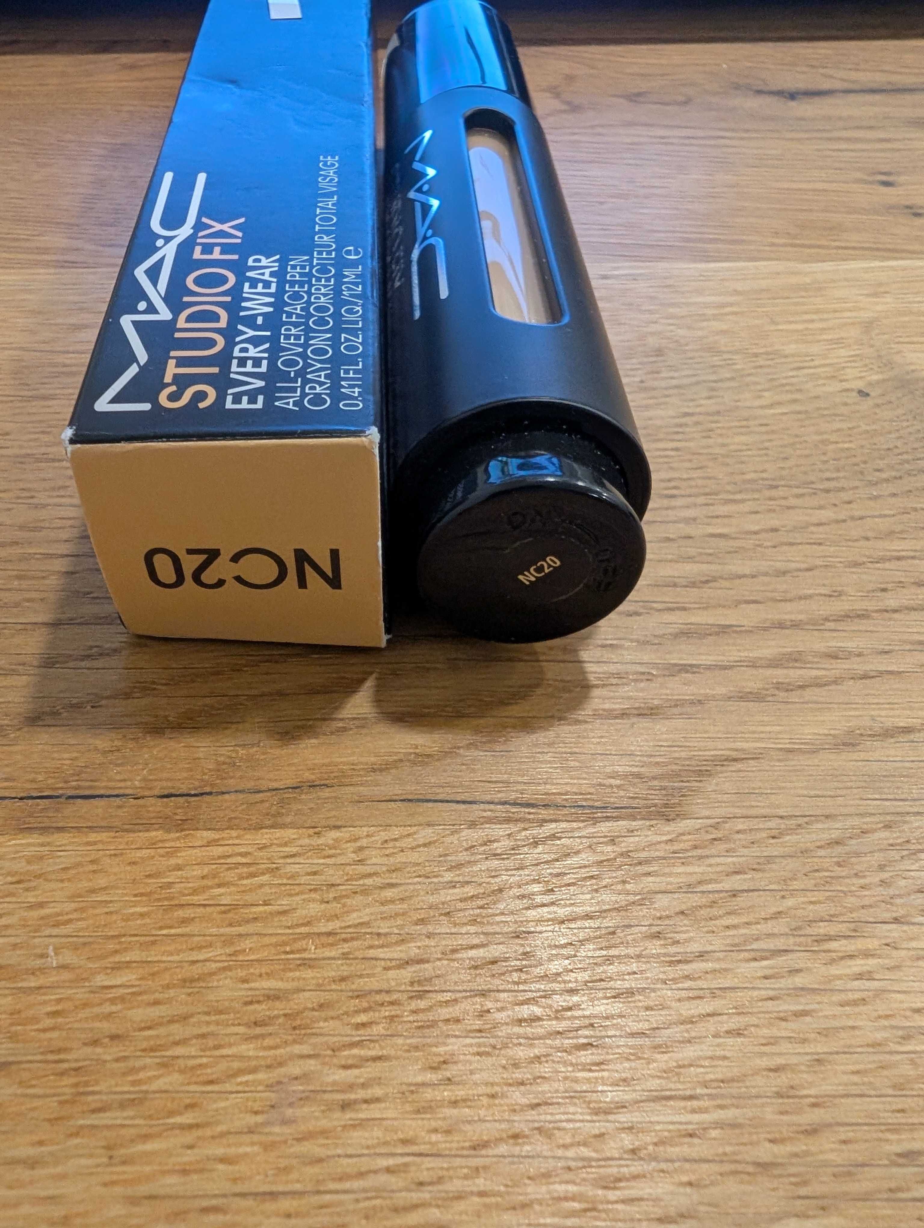 Korektor i podkład w jednym - MAC all over face pen, NC20