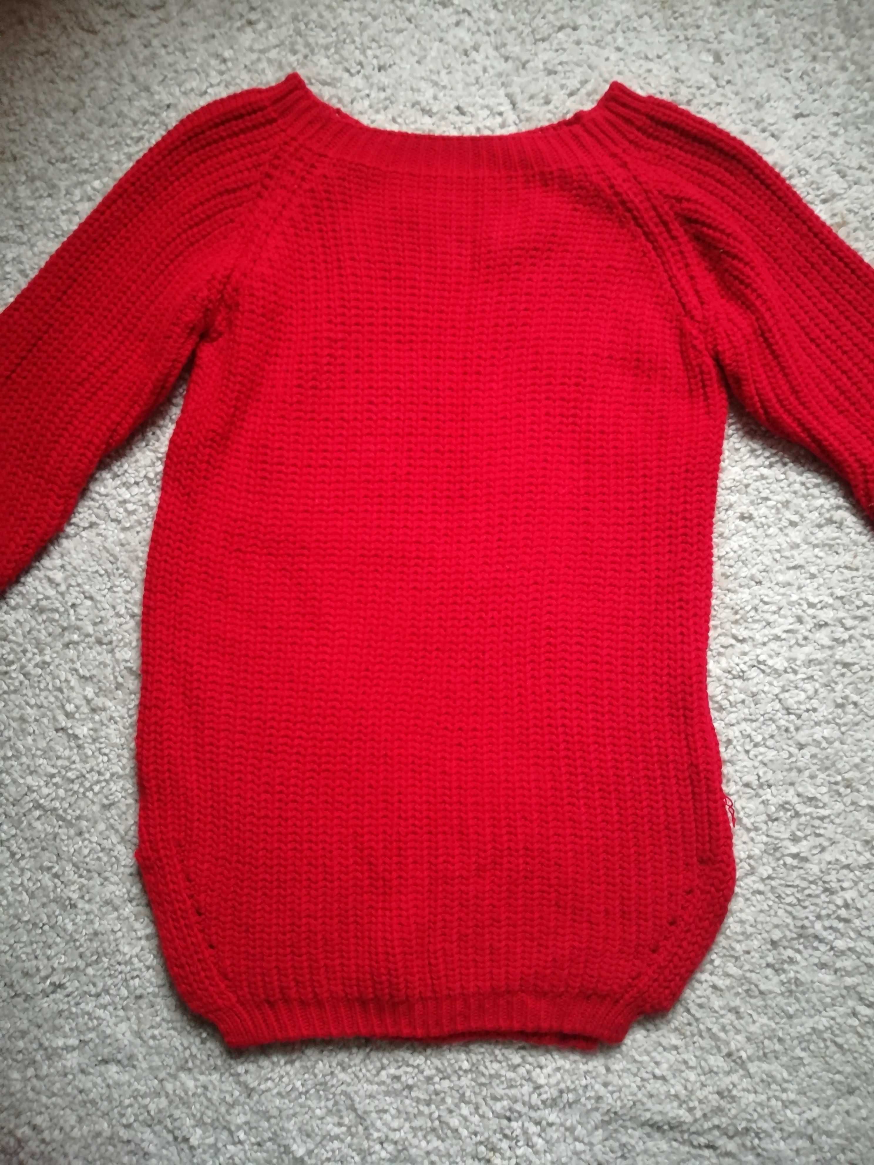 Czerwony długi sweterek