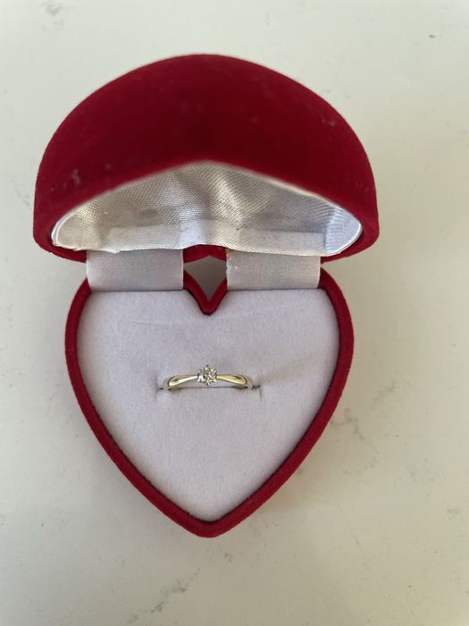 Apart złoty pierścionek z brylantem 1999 pln zaręczynowy