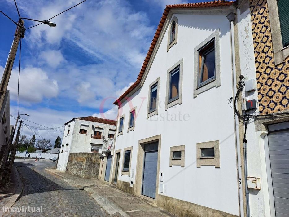 Vende-se Quintinha com moradia T4, a 2 minutos da circunvalação, junto