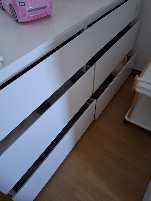 Vendo cómoda  esta a funcionar. Esta a fechar todas as gavetas