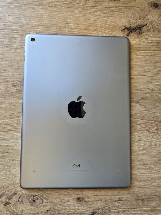 Apple iPad (6th Generation) A1893 32 GB, Wi-Fi, 9.7 in - Space Gray.