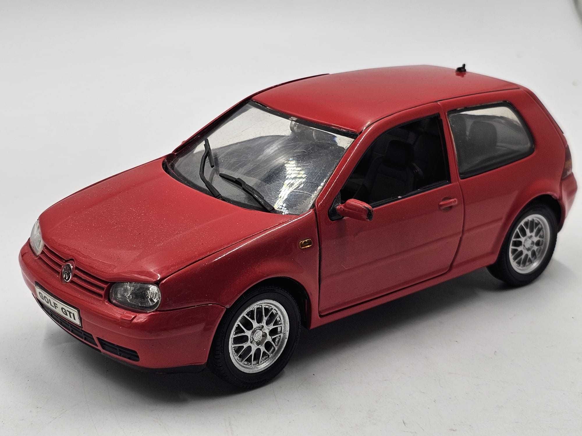 Revell 1/18 - Volkswagen Golf IV GTI