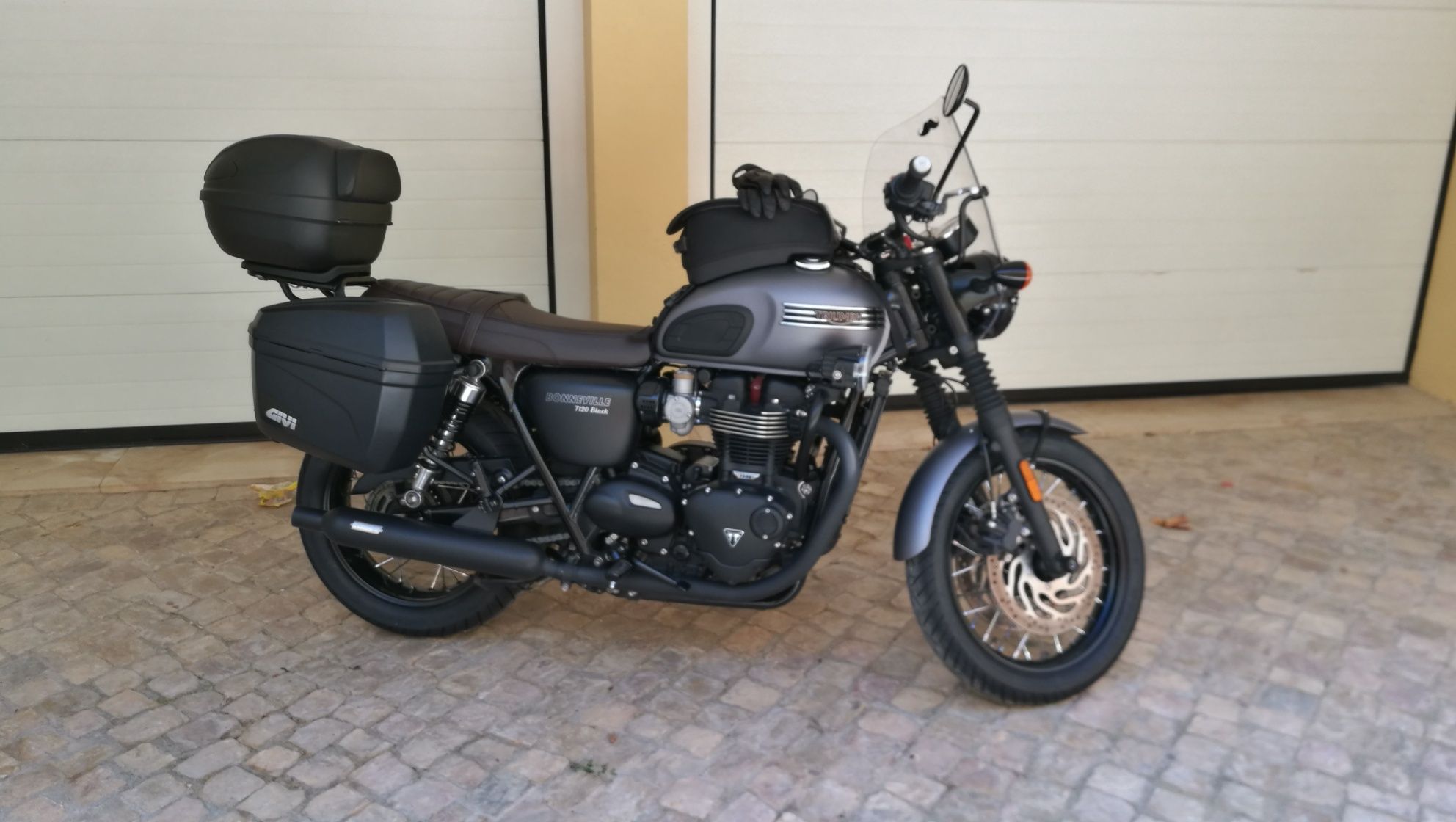 Triumph Bonneville T120 Black