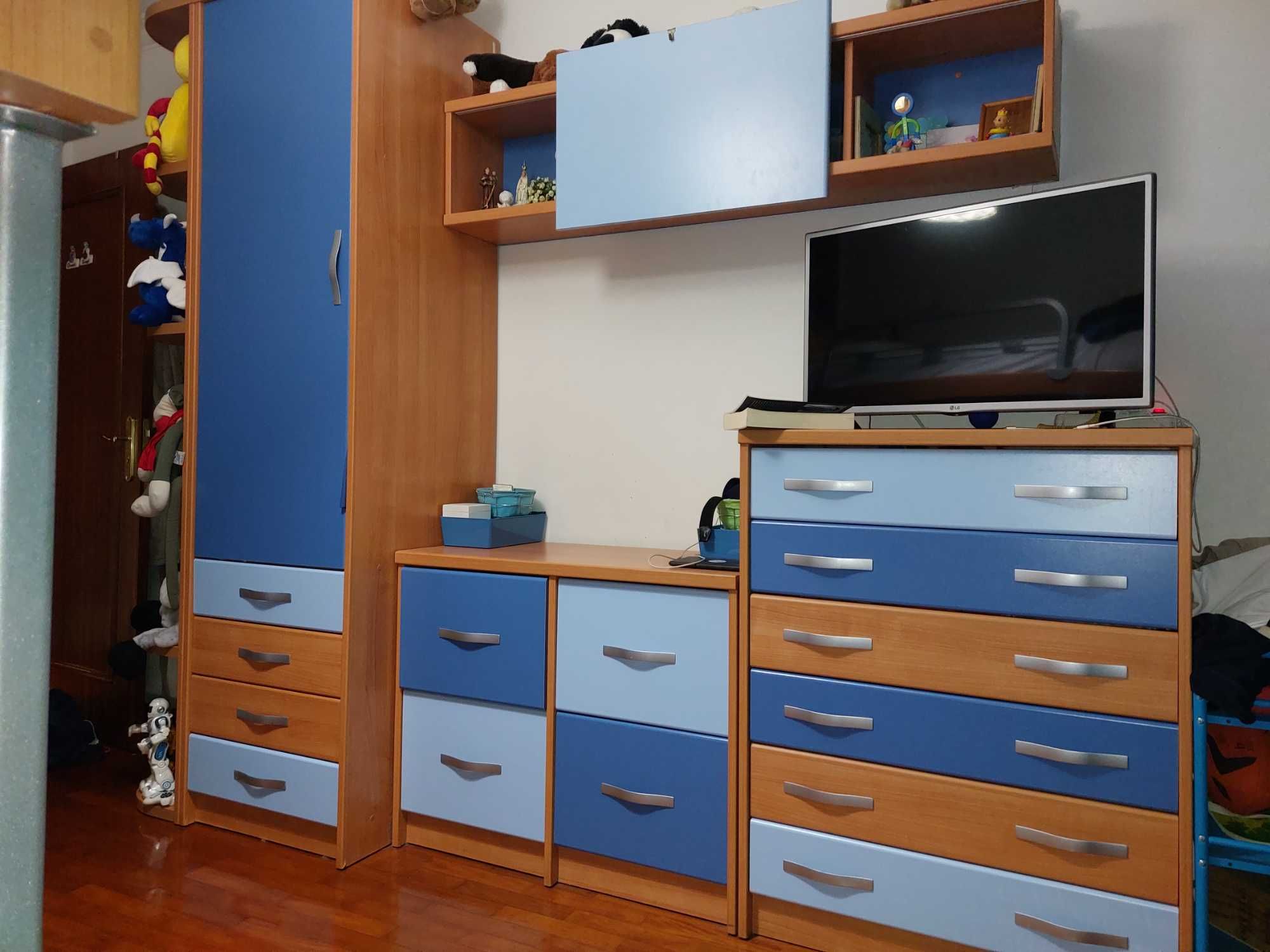 Quarto com três camas, comodas, guarda roupas e estantes