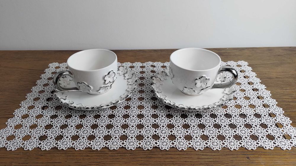 Komplet dwóch białych filiżanek z podstawkami home&you