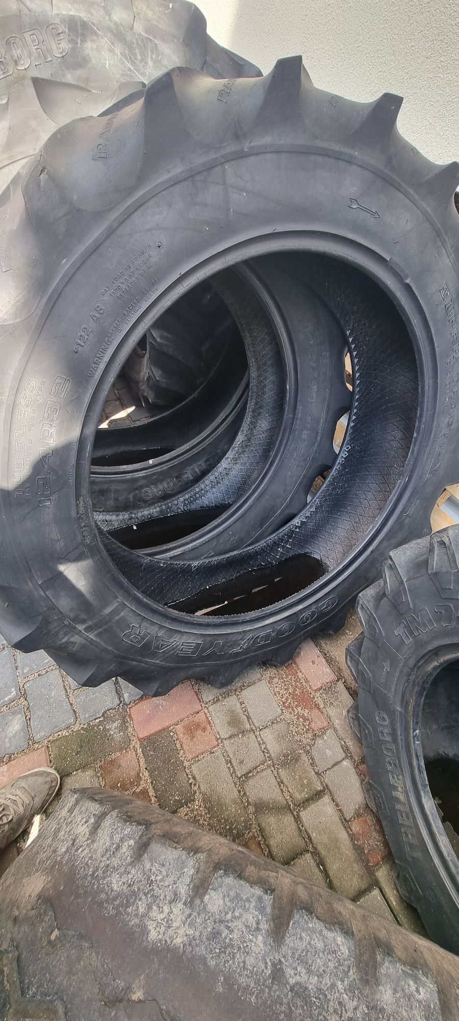 Goodyear 12.4R32