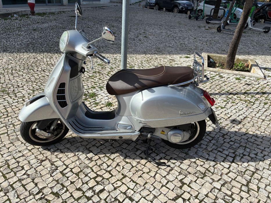 Vespa GTS300 edição especial celebração 70 anos