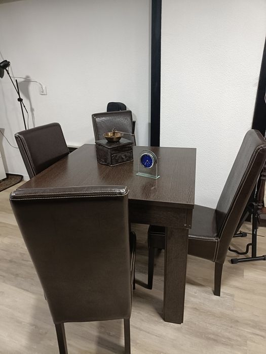 Mesa e 4 cadeiras