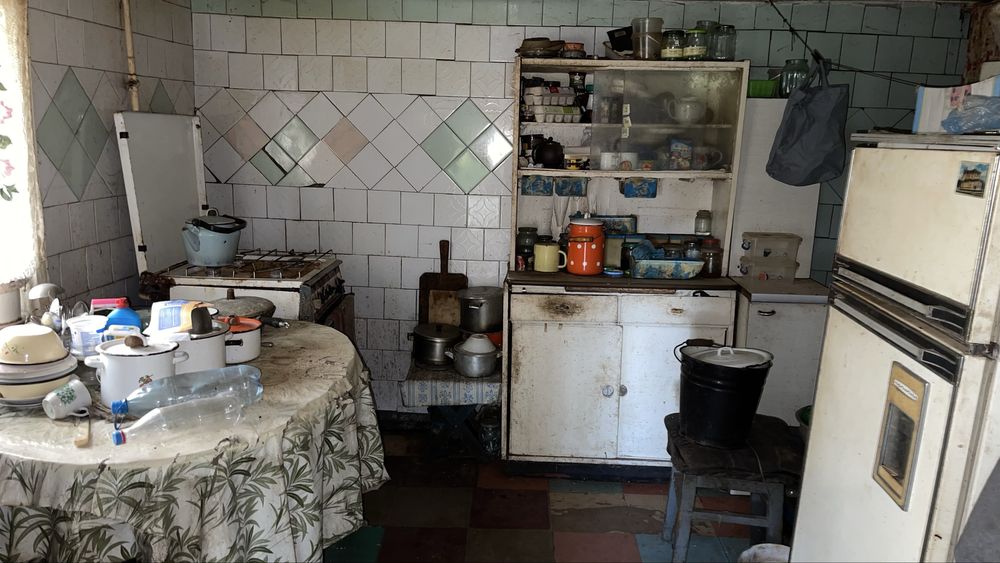 Продам хату. На подвірʼї гараж кухня сарай комора.