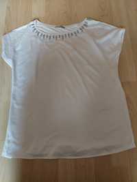 Biała bluzka ze zdobieniem przy dekolcie