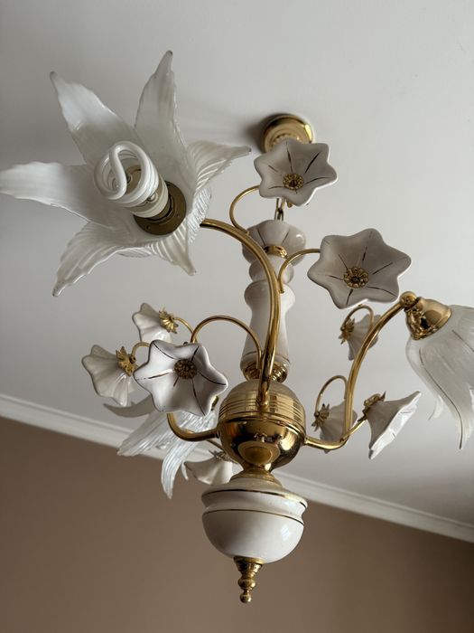 Candeeiro com 3 lâmpadas, com adornos de flores