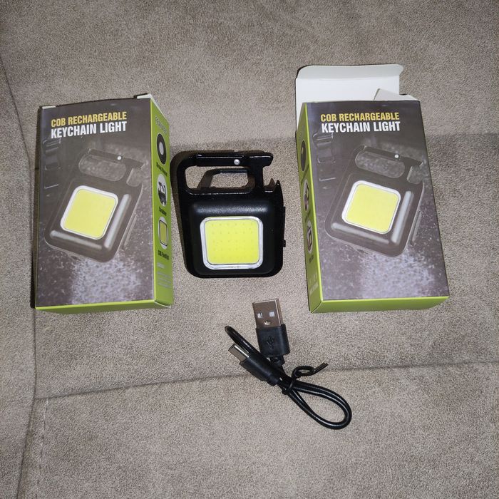 Фонарик карманный с карабином