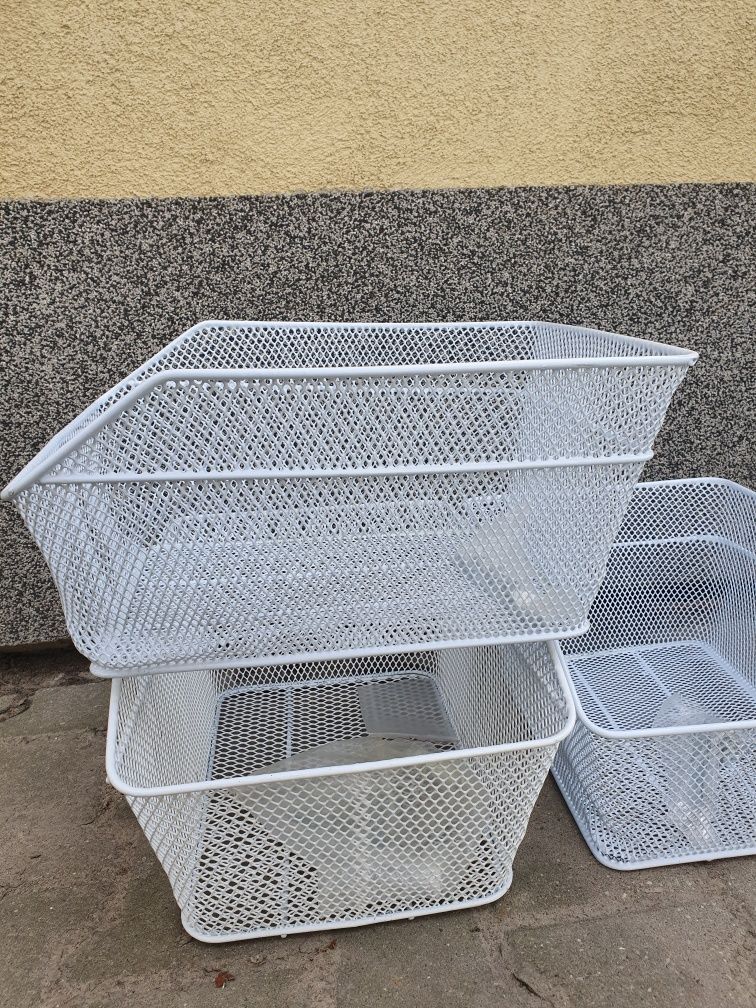 koszyk na bagażnik rowerowy biały metalowy na stałe z siatki
