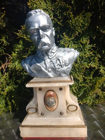 Stare popiersie Piłsudskiego