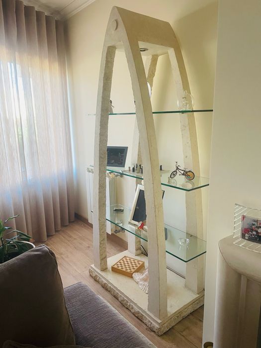 Conjunto sala inclui estante e mesa apoio leitura