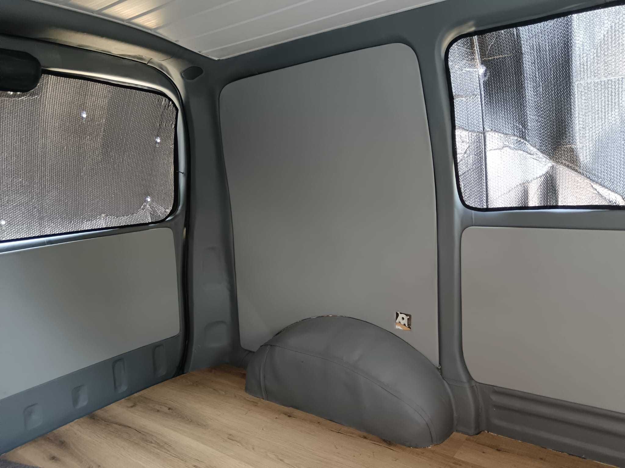 Toyota Hiace 1999, com modificações para campervan.