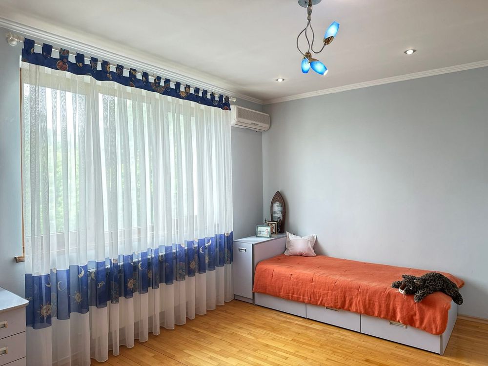 Оренда сімейного будинку біля міста — 300 м²