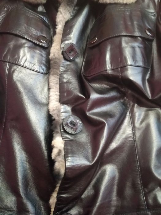 Продаю шкіряну жіночу куртку
