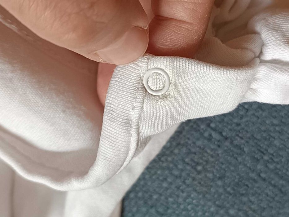 Spódniczka na szelkach, białe body z falbankami