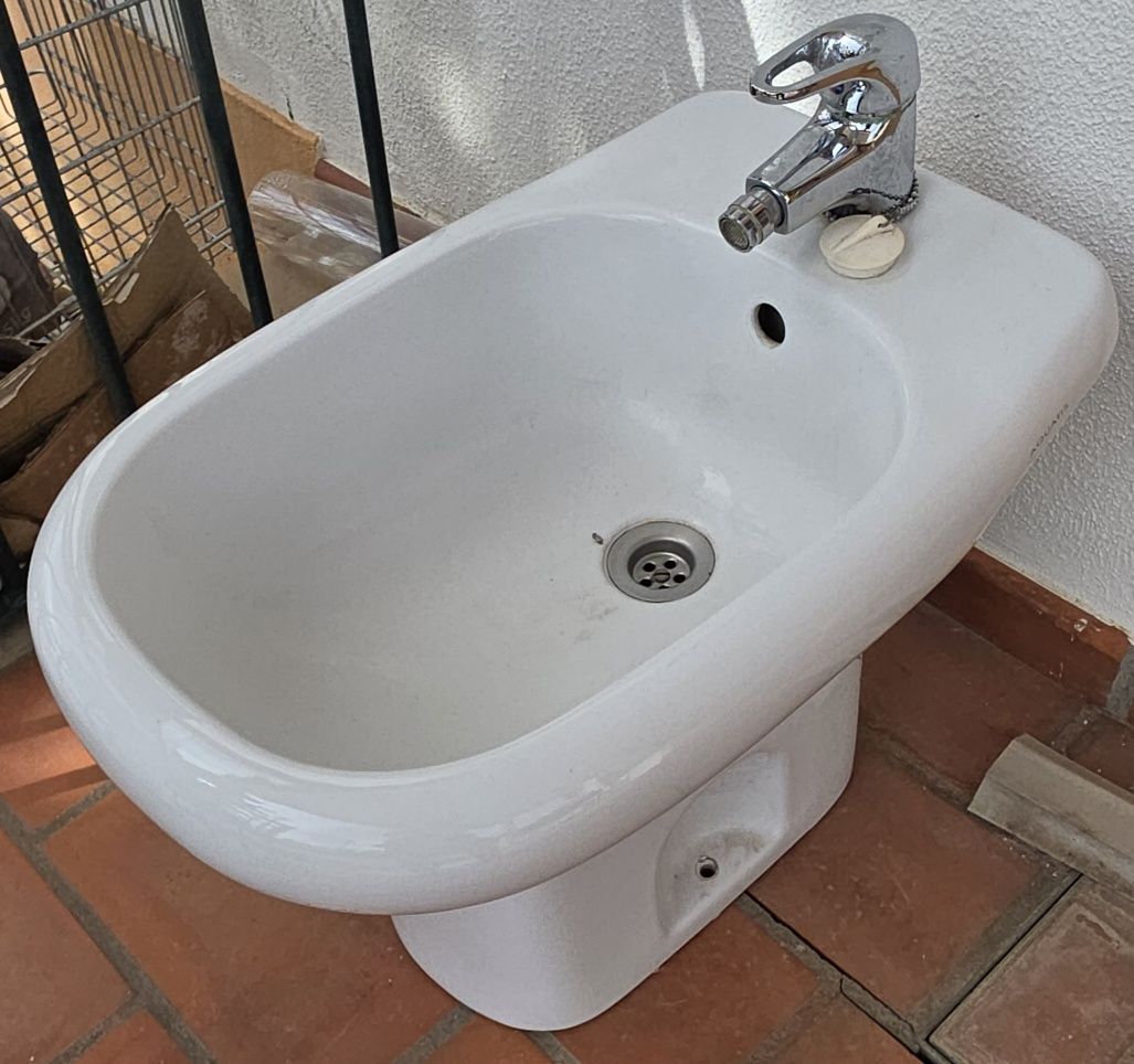 Bidé com torneira