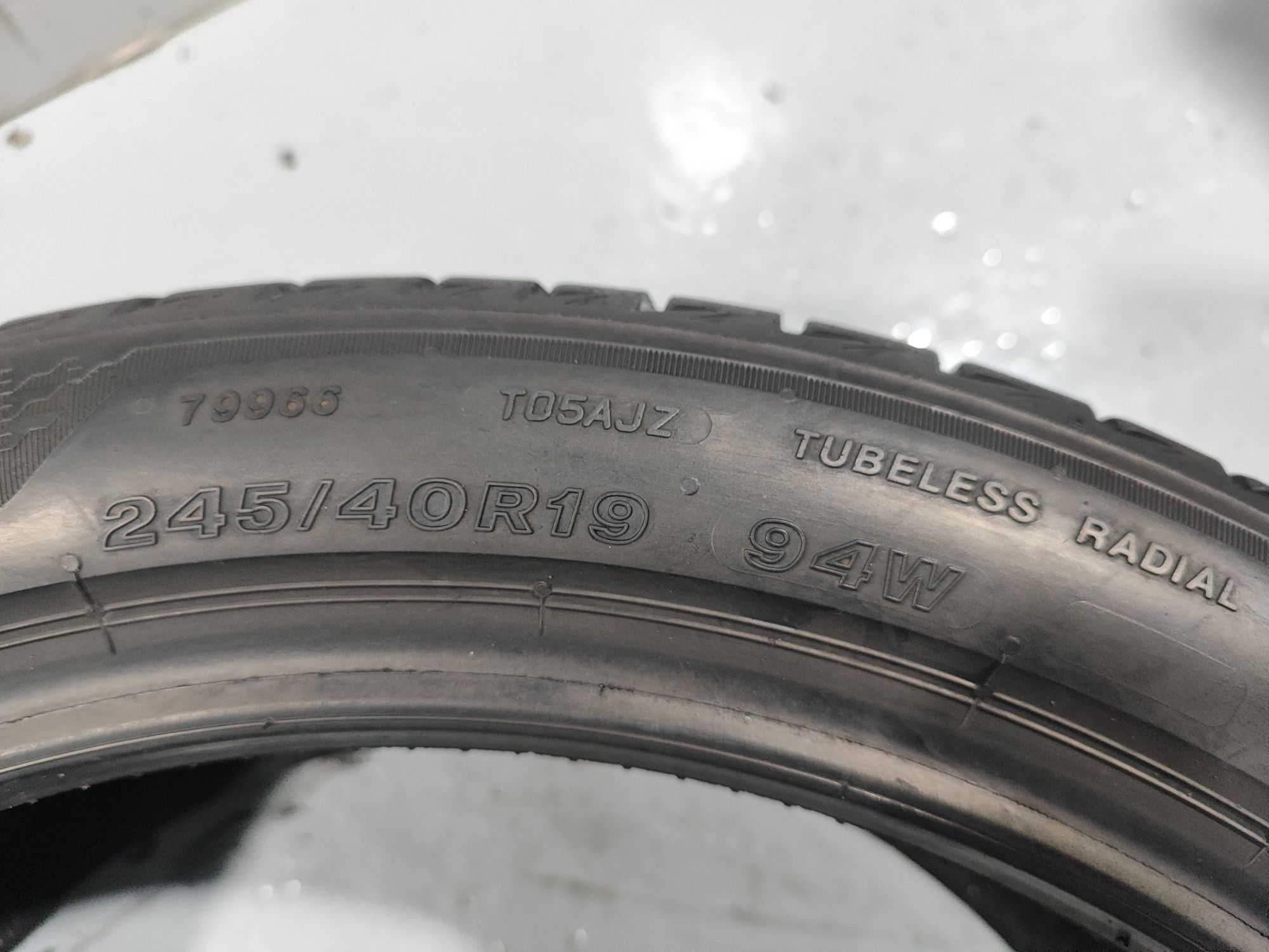 4  pneus Semi novos 245-40R19 Bridgestone - Oferta dos Portes