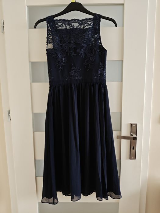 Wieczorowa granatowa sukienka midi na Andrzejki i Sylwestra