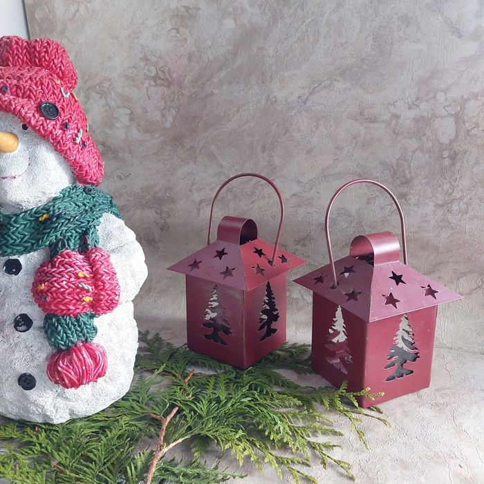 Metalowe ozdoby, lampiony w środku posiadają szybki