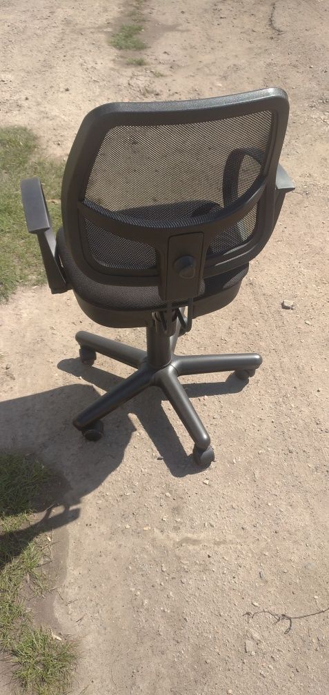Продам два офісні крісла