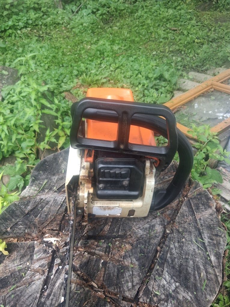 Pilarka Spalinowa Stihl MS 180. Prowadnica zakręcana na 2 śruby