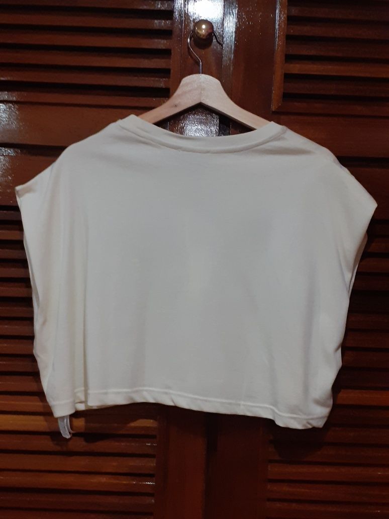 Crop top branco com palavras estampadas