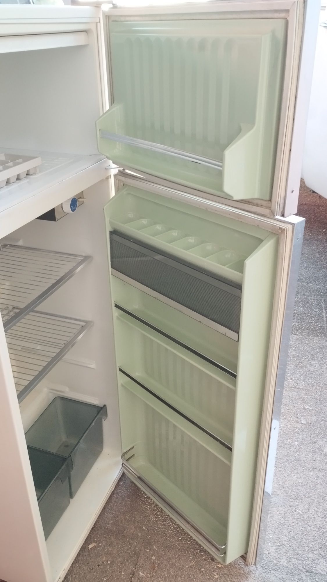 Frigorífico com congelador