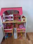 Drewniany domek dla lalek