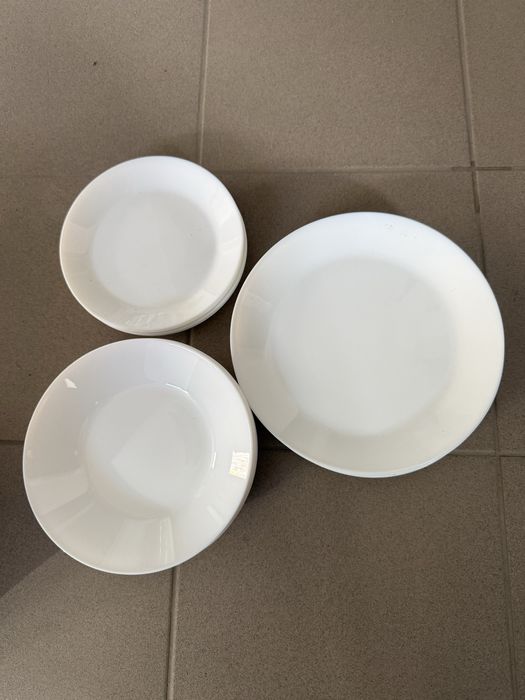 Zestaw naczyń zastawa talerze kubki szklanki sztućce wyposazenie miesz