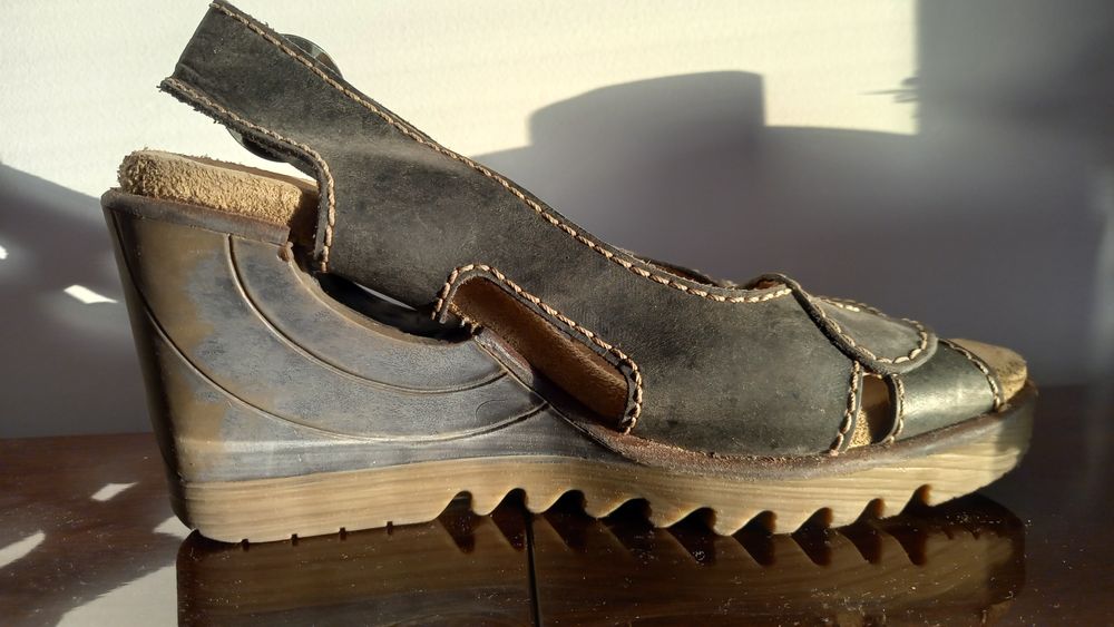 Sandálias pretas. Marca Fly London