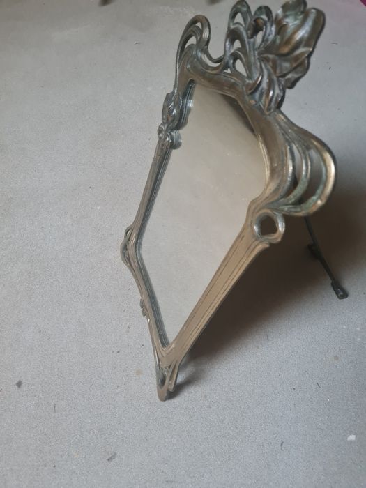 Lustro w metalowej oprawie