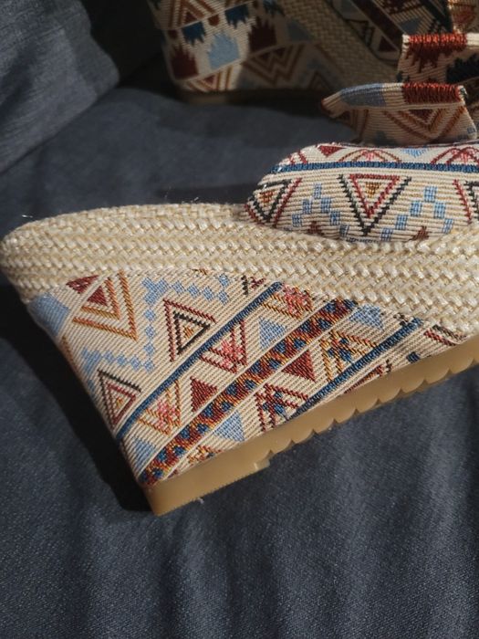 Buty 36 na koturnie z kokardą na lato kolorowe boho