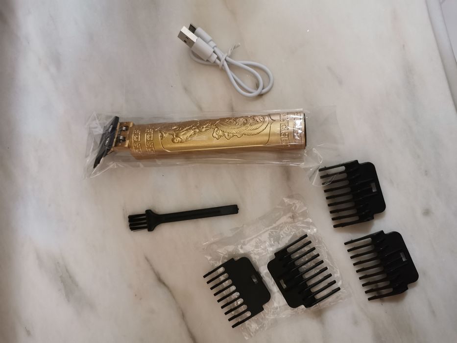 2 Máquinas de Barbear Remington Beard Boss + Dragão Dourado